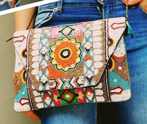 Bolso de mano de terciopelo de lujo para mujer, bolso de mano de resina para noche, decoración bordada, diseño de CASA DE EXPORTACIÓN Guru Kirpa - Product Image 3