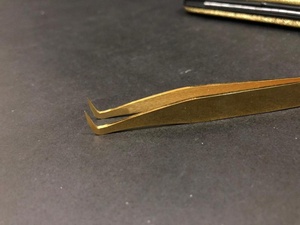 Pince à épiler pour cils fins à 90 degrés, acier inoxydable de haute qualité, plaqué or, étiquette privée, pince à épiler pour extensions de cils en fibre volumineuse - Product Image 2