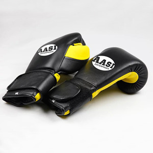 <span class=keywords><strong>Guantes</strong></span> <span class=keywords><strong>de</strong></span> <span class=keywords><strong>boxeo</strong></span> personalizados <span class=keywords><strong>de</strong></span> alta calidad en combinación <span class=keywords><strong>de</strong></span> colores negro y amarillo, hechos en Pakistán con logotipo personalizado. - Product Image 3