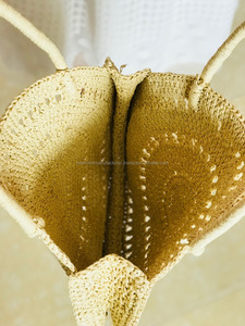 รอบสำหรับถุงกระดาษโครเชต์สีครีมที่มีสองสายทำด้วยมือและมีสไตล์ - Product Image 6