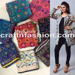 Chaqueta Acolchada Phulkari Transpirable de Invierno para Mujer, Talla Grande, Diseño Floral, Bordado Sitara, Tejido a Mano en Algodón - Product Image 3