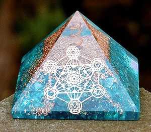 Haute Vente Agate Orgone Pyramide Mascotte Puces Polies avec Symbole Metarton Directement Du Fabricant et Grossiste - Product Image 2