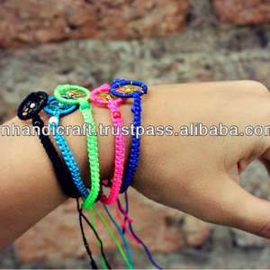 Pulsera de Macramé Atrapasueños, Pulsera Cruzada de Macramé Hecha a Mano, Felicidad - Product Image 1