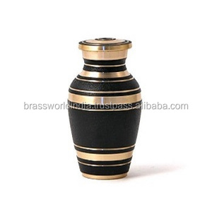 Recuerdo de línea negra y dorada, urna de cremación, suministros funerarios, Brassworld, India - Product Image 1