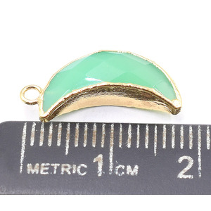Pendentif en chrysoprase et calcédoine en forme de lune, 19-21 mm, laiton plaqué or 18 carats avec anse, breloque en pierre facettée pour la fabrication de bijoux - Product Image 2