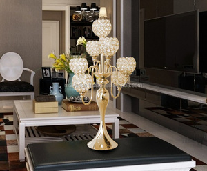 Candélabre en métal de pièce maîtresse de 7 boules de cristal pour la décoration de fête d'événement de mariage - Product Image 1