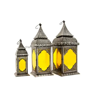 Lanterne marocaine en laiton antique, métal et verre, décoration d'intérieur avec style artistique pour les vacances de Noël, base en fer jaune - Product Image 1