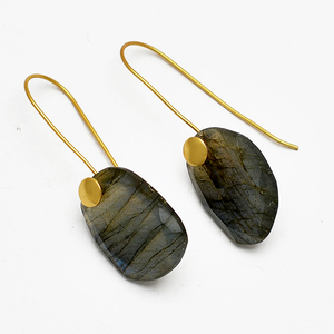 Labradorite Fancy Shape Gemstone Boucles d'oreilles en argent sterling 925 fil d'oreille fixe faites à la main Boucles d'oreilles à la mode plaquées or pour femmes. - Product Image 2