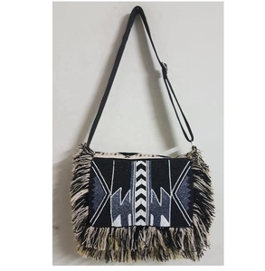 Bandolera de mujer con patrón de hilo y decoración de borlas para fiestas y compras - Product Image 1