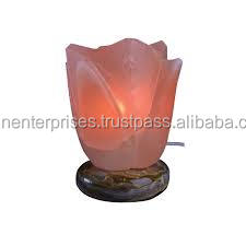 Lámpara de sal del Himalaya ecológica hecha a mano de Sian Enterprises, lámparas de mesa de rosas talladas en estilo Feng Shui - Product Image 6