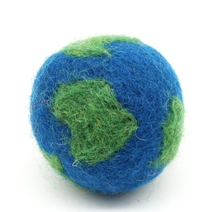 Globo de Fieltro FCS-005 Hecho de Lana Ecológica de Nueva Zelanda, Accesorios Navideños y Artesanía, Fieltro Hecho a Mano por Mujeres Artesanas de Nepal - Product Image 4