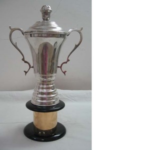 Trofeo con base negra, para distribución de premios en la escuela, universidad, oficina, competición - Product Image 1
