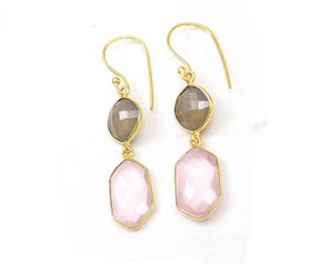 Quartz rose et pierre précieuse de calcédoine grise avec boucle d'oreille à la mode en forme d'hexagone plaquée or - Product Image 1