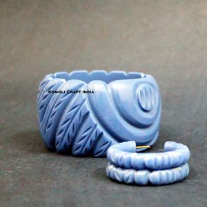 Brazalete Grande de Resina Tallada Morada, Joyería Retro Antigua de Baquelita - Product Image 5