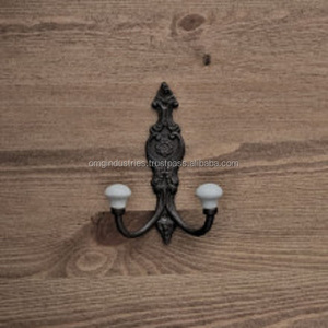 Compre al por mayor gancho de pared grande decorativo de hierro fundido, estilo vintage, lacado, negro antiguo, forjado a mano. - Product Image 3