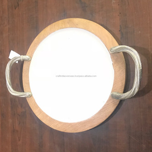 Plateau en bois massif émaillé blanc, avec poignée en Aluminium - Product Image 2