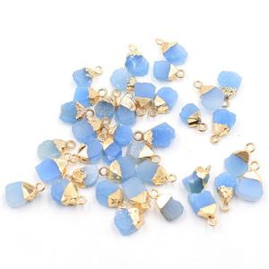 Pendentif plaqué or de forme brute Druzy bleu avec caution - Product Image 1