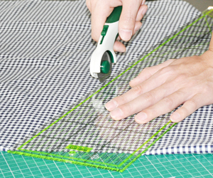 Ergonomic Rotary Cutter Tool Set for Patchwork <b>Quilting</b> NEW PVC Portable Cutting Mat & Standard Grip <b>Quilting</b> <b>Ruler</b> - Product Image 3