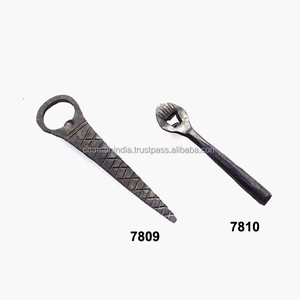 Ouvre-bouteille de bière forgé à la main avec motif en relief - Product Image 1