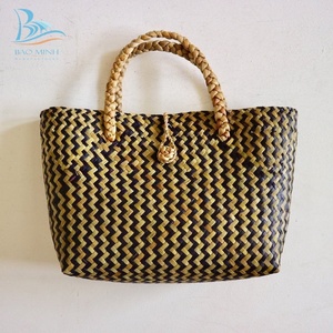 Sac en jonc de mer noir en zigzag, sac de plage en jonc de mer, sac à main pour le shopping en provenance du Vietnam - Product Image 1