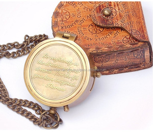 Calvin หัตถกรรมแปลกใหม่เข็มทิศของขวัญทองเหลืองติดปลายพร้อม 'มั่นใจ' เคสหนังประทับตรา thoreau สำหรับการเดินป่า - Product Image 1