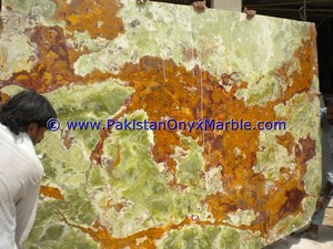 Dalles d'onyx vert pakistanais Pierre de marbre naturel polie au design moderne formée en grande dalle - Product Image 3