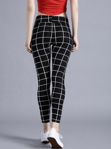 Leggings moulants imprimés à carreaux noirs et blancs de style décontracté pour femmes Tissu tricoté respirant - Product Image 4