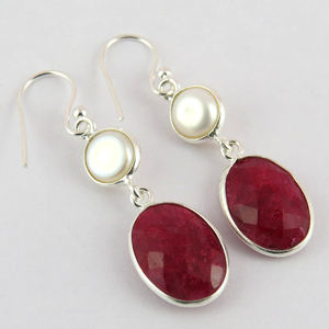 Deliciosos Pendientes Colgantes de Plata de Ley 925 con Perlas Ovaladas Teñidas de Rubí de Shri Ashapura Jewels para Bodas y Compromisos - Product Image 5