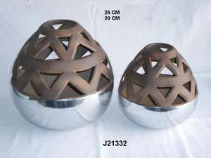 Jarrón de Flores de Aluminio Fundido con Patrones Egipcios y Acabado Terracota, Disponible en Otros Tonos - Product Image 2