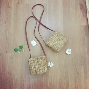 Bolsa de paja para manualidades, bolso de jacinto de agua con flores, hecho a mano, barato, venta al por mayor, Reino Unido, nuevo estilo, 100%