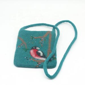 Bolso de Fieltro con Cierre de Cremallera, Hecho a Mano por Mujeres Artesanas de Nepal, 100% Lana Ecológica de Nueva Zelanda, Modelo FYN-BG-016 - Product Image 5