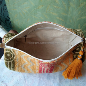 Luxueux sac à main de toilette en coton Dhurrie fait main avec fermeture à glissière et décor de gland pour la plage cosmétique et les voyages pour les femmes - Product Image 3