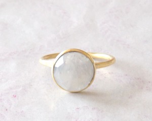 Anillo de piedras preciosas de piedra lunar arcoíris chapado en oro ajustable Ajuste de bisel de estilo lindo para fiesta de boda o regalo - Product Image 1