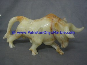 Statue de taureau en onyx sculpté de qualité supérieure - Product Image 2