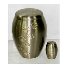 Urna Funeraria de Latón con Diseño de Huella de Pata Estilo Americano ZHE, Personalizable, Capacidad de 200/220 Pulgadas Cúbicas, Hecha en Uttar Pradesh - Product Image 3