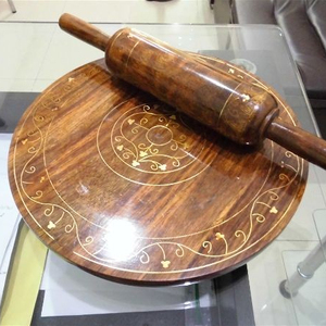 Ensemble de rouleaux à pain en bois massif en bois de rose, rouleau à chapati avec base et travail en laiton incrusté, chakla belan chapatti ou fabricant de pain - Product Image 1