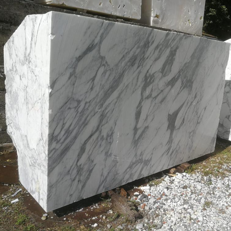 мраморный блок. мрамор камень. блок каррарского мрамора. боттичино фиорито. каркодинское месторождение мрамора.