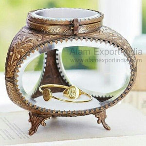 Boîte à bijoux en métal et verre faite à la main en forme de triangle avec un design moderne, options de couleur et de finition personnalisées, qualité supérieure, certifiée ISO9001 - Product Image 1