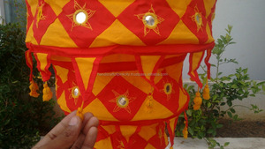 Plafonnier artificiel pliable indien en tissu de coton, design moderne, de forme ronde et conique, disponible en rouge et en jaune - Product Image 5