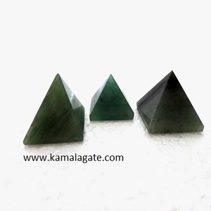 Vente en gros de pierre de cristal sculptée Aventurine verte Petites pyramides Pierre de lune Pierre de guérison Reiki chantant à vendre - Product Image 1