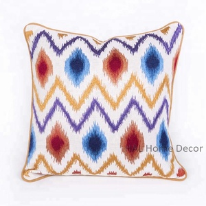 Housse de coussin brodée à la main avec motif Ikat, housse de coussin personnalisée, décoration d'intérieur, dernier design de housse de coussin - Product Image 1