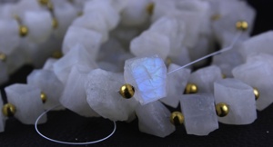 Perles de pierre de lune arc-en-ciel naturelles de haute qualité bleu Flashy gemmes brutes non polies non traitées pour la fabrication de bijoux pierres précieuses en vrac - Product Image 3