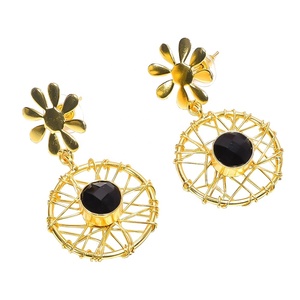 Boucles d'oreilles en laiton plaqué or faites à la main avec pierre précieuse en onyx noir naturel Design Fashion Drop pour filles directement du fabricant - Product Image 1