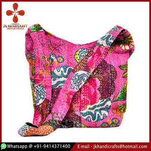 Sac à bandoulière Kantha imprimé fruits roses - Product Image 1
