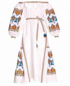 Robe de soirée parfaite pour femme personnalisée, aspect vintage, broderie, manches longues bouffées, design, robe ukrainienne longue blanche à épaules dénudées - Product Image 1