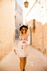 Minivestido de encaje bordado de ganchillo con mangas de campana, estilo bohemio coqueto, túnica ajustable con lazo en la espalda - Product Image 2