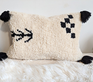 Housse de coussin décorative en laine marocaine Beni Ourain 50 "x 18" Coussin du Maroc pour hôtels - Product Image 1