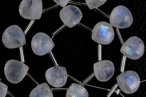 Grado superior 1 hebra genuino azul fuego facetado forma de corazón cuentas de piedras preciosas Arco Iris Natural piedra lunar hacer joyería - Product Image 2