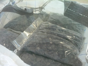 25 kg de galets et de cailloux en pierre naturelle noir de jais, meilleur polissage mécanique pour la décoration de la maison et de la cuisine, aménagement paysager, emballés dans des sacs - Product Image 6