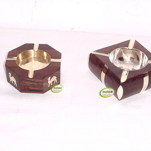 Cendrier gravé en forme d'hexagone en bois de superbe qualité avec travail en laiton fait à la main par INAM HANDICRAFTS - Product Image 1